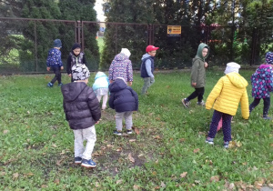 Potem idziemy pod ogrodzenie.