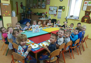 Biedronki uczyły się jak kroić owoce.