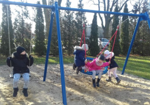 Na placu zabaw.