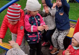 Zabawy na sprzęcie terenowym.