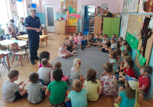 Policjantka opowiadała nam o bezpiecznej zabawie podczas wakacji.