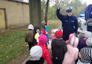 Pan policjant uczył nas bezpiecznych zachowań na drodze.