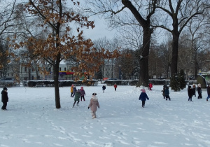 Biegamy i wymyślamy różne zabawy.