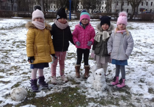 Dziewczynki ulepiły bałwana.