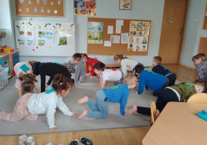 Przewozimy woreczki na plecach.