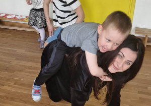 Dobrze jest przytulić się do mamy.