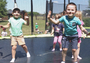 Skakaliśmy na trampolinie.