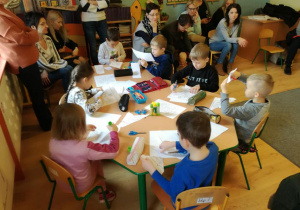 Rodzice mieli okazję się temu przyglądać.
