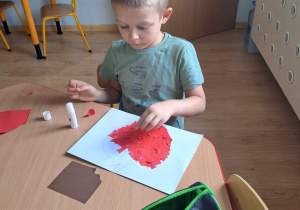 Wydzieramy i paluszki ćwiczymy.
