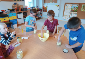 Każdy jak umie.