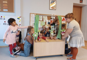 Sówki bawią się w owocowy teatrzyk.