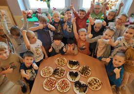 Zajączki dumne z przygotowanych przekąsek.