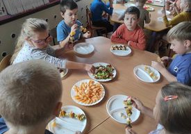Dzieci przygotowują zdrowe przekąski.