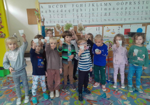 Motylki kosztują swój zdrowy koktajl.