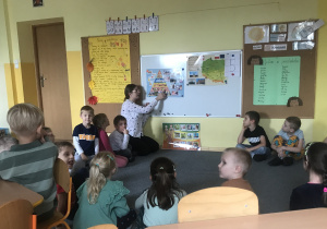 Dzieci poznają zasady zdrowego odżwiania.