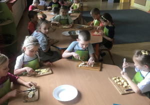 Jeżyki samodzielnie kroją warzywa na sałatkę.