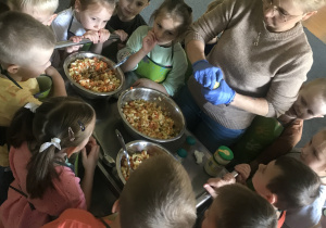Jeżyki razem z Panią doprawiają sałatkę warzywną do smaku.