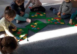 Układanie domku z figur geometrycznych.