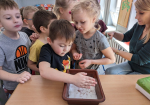 Ustawiliśmy się w długiej kolejce.