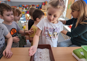 Pani Danusia sypała nam na rękę nasiona rzeżuchy.