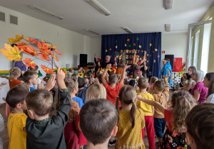 Cała sala wirowała.