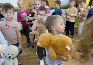 Antek, Emil i Kuba przejęci zabawą