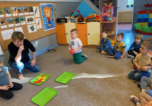 Kolejni wyrzucali kostkami, Klara i Ignaś