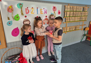 Chłopcy wręczają kwiaty dziewczynkom
