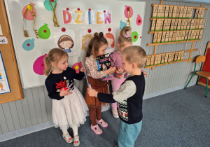 Chłopcy wręczają kwiaty dziewczynkom