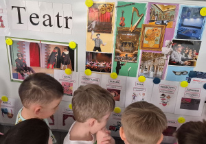 Oglądamy plakaty o teatrze