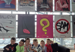 Zdjęcie przy plakatach