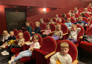W skupieniu czekaliśmy na przedstawienie o Koziołku Matołku