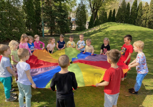 Innym zadaniem było wcelowanie piłeczki do dziury w chuście