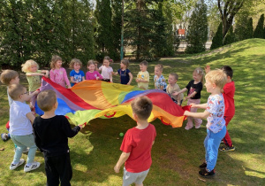 W końcu się udało i piłeczka wypadła przez otwór