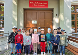 Zdjęcie przed Biblioteką