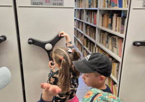 Oglądamy książki w bibliotece
