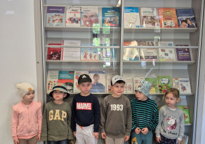 Zdjęcie przy książkach