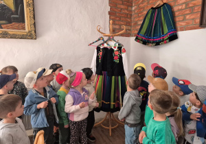 Oglądamy strój Łowicki