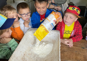 Oraz mąka.