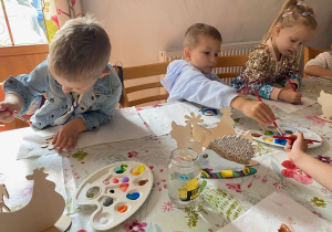 Nikola, Kuba i Jędrek też malowali kwiaty.