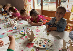 Kuba miał chyba nowy pomysł na ozdabianie kwiatka.