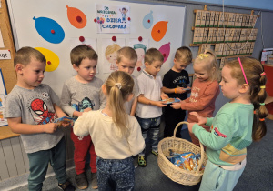 Wręczanie upominków dla chłopców