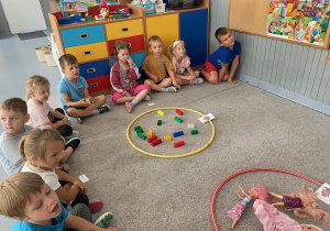 Każdy przynosił do obręczy zabawki w liczbie wskazanej na kartce.