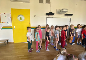 Każdy czekał cierpliwie na swoją kolej.