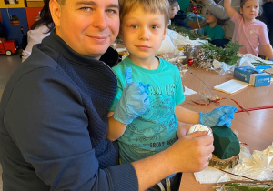 Kacper z tatą.