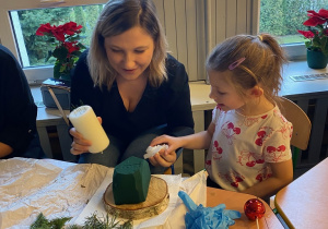 Wiktoria z mamą.