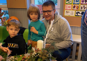 Wojtek z tatą.