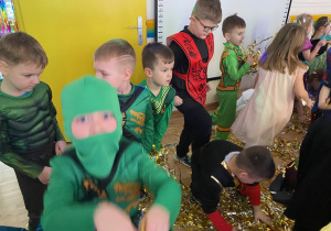 Zabawy z błyszczącymi paskami.