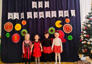 Dziewczynki w strojach karnawałowych