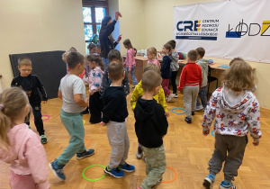 Zamieniliśmy się w wiewiórki w zabawie ruchowej.